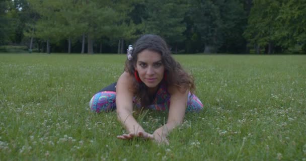 Zeitlupe Einer Jungen Frau Sportkleidung Die Yoga Freien Auf Gras — Stockvideo