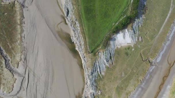 Aerial Top View Shoreline Grassy Hill Low Tide Bright Sunny — Stock Video