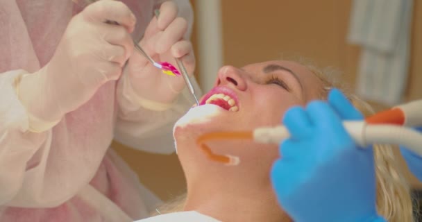 Close Paciente Feminina Clínica Dentária Durante Tratamento Conceito Cuidados Saúde — Vídeo de Stock