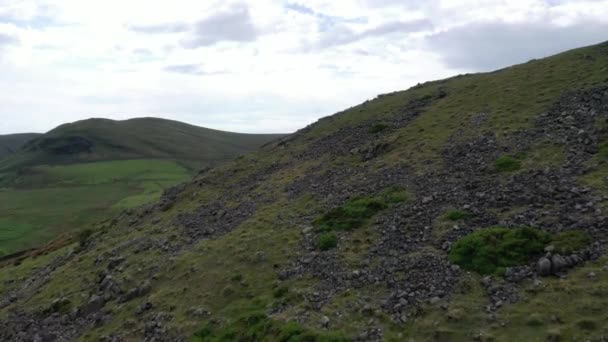 Aerial Shot Hill Reveal Landscape Czech Lake District Sunny Day — Stock video