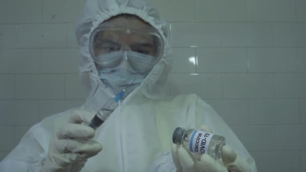 Arzt Mit Psa Schutzanzug Verschüttet Medikamente Aus Einer Spritze Nachdem — Stockvideo