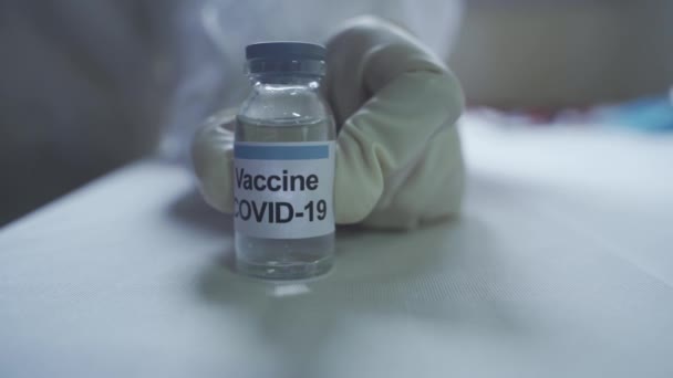 Ruka Zdravotnického Pracovníka Soupravě Ppe Rukavici Předvádějící Covid Vakcíny — Stock video