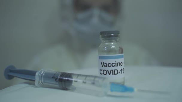 Humano Con Kit Epi Protector Acercándose Agarrando Lentamente Vacuna Covid — Vídeo de stock
