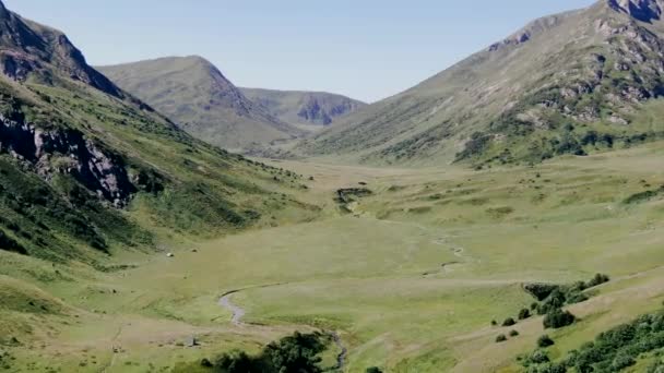 Widok Wysokiej Ścieżki Górach Kaukazu Lodowce Zielona Trawa Dzikie Jeziora — Wideo stockowe