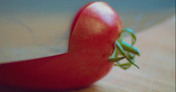 Cortar Tomate Rodajas Con Cuchillo Cerca Preparación Ensalada Cocina — Vídeos de Stock