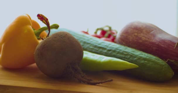 旋转盘子上的蔬菜 可供沙律及烹调准备 — 图库视频影像