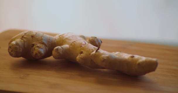 Ginger Yaklaş Mutfakta Sağlıklı Sebze Döndürme Tabağı — Stok video