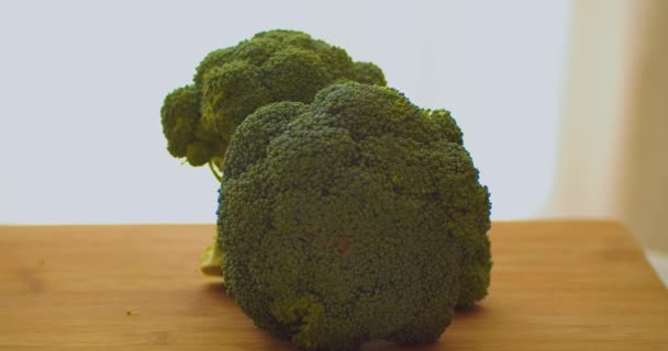 Brócoli Primer Plano Vegetales Verdes Saludables Girando Placa — Vídeo de stock