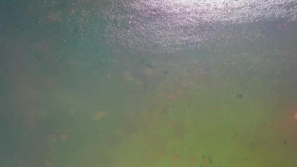 Góry Góry Dół Widok Jezioro Czystą Wodą Woda Lśniąca Słońcu — Wideo stockowe