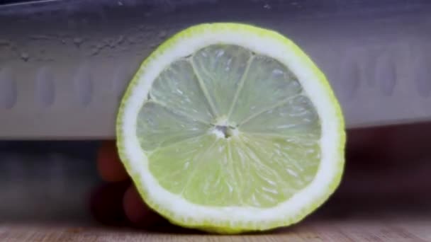 Zitrone Wird Mit Einem Messer Auf Einem Hölzernen Schneidebrett Geschnitten — Stockvideo