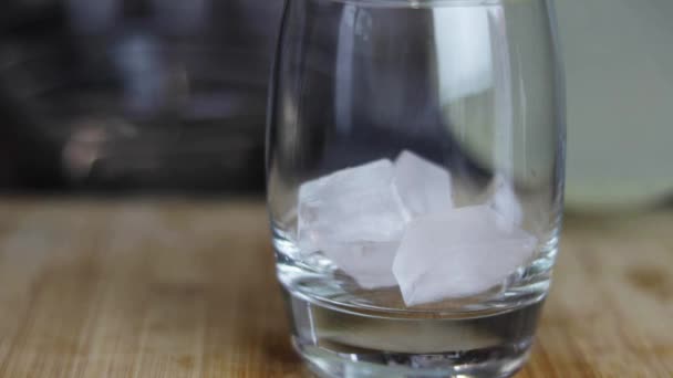 Slow Motion Shot Van Limonade Wordt Gegoten Een Glas Met — Stockvideo