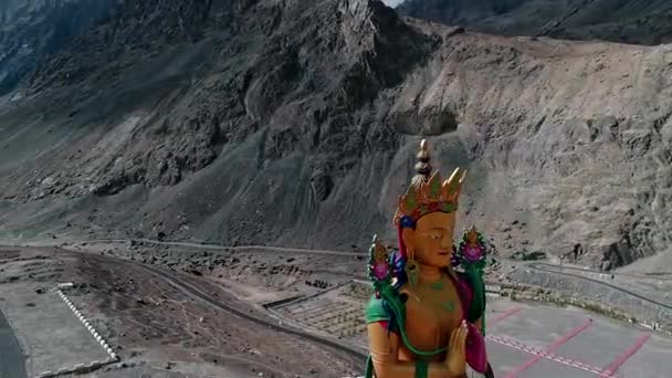 Dron Orbitujący Wokół Wysokiego Złotego Posągu Budhy Wykonanego Dolinie Górskiej — Wideo stockowe