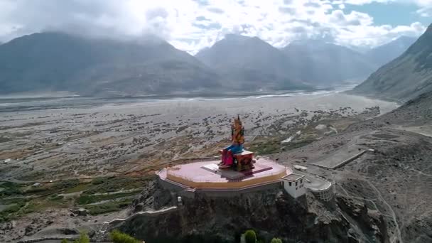 Cena Aérea Uma Estátua Budha Muito Distante Com Câmera Movendo — Vídeo de Stock