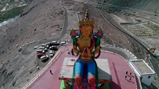 Hohe Budha Struktur Aus Gold Die Mitten Einem Bergtal Steht — Stockvideo