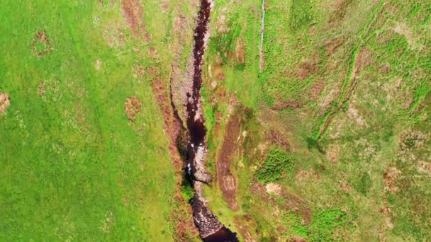 Yeşil Kırsalın Ortasındaki Kayalık Bir Derenin Ardından Havadan Aşağı Doğru — Stok video
