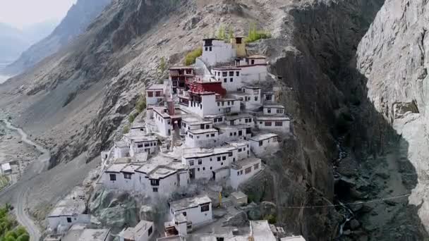 Starożytny Klasztor Buddyjski Pięknym Odległym Skalistym Krajobrazie Górskim Pochylony Górny — Wideo stockowe