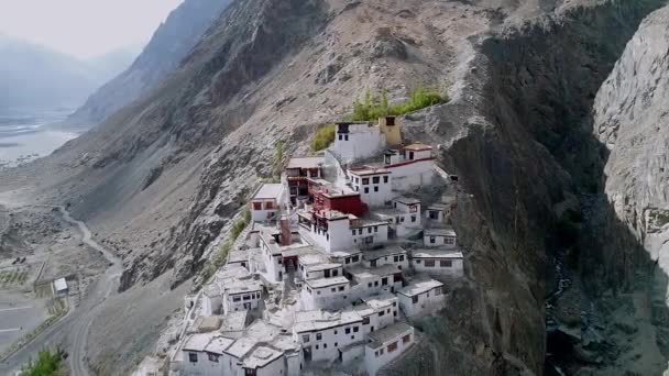 Antenn Utsikt Över Vacker Antik Buddistkloster Ett Berg Ladakh Med — Stockvideo