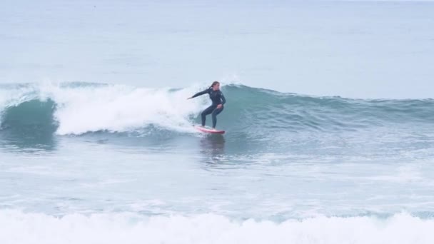 Slow Motion 180Fps Ung Och Erfaren Surfare Rider Våg Våtdräkt — Stockvideo