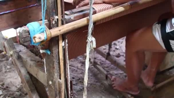 伝統的な織機で糸を布に織り込む労働者暗い部屋で低光のビデオペカロンガン — ストック動画