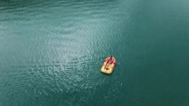 Una Ragazza Che Rema Gommone Lago Verde — Video Stock