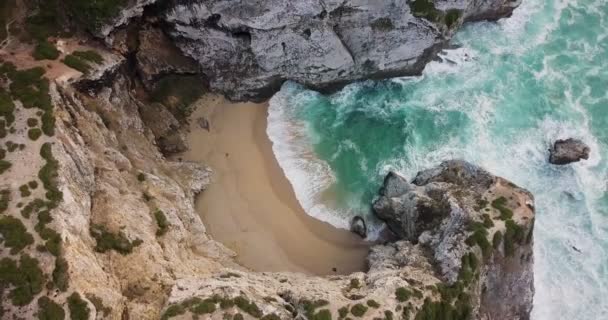 Letecká Shora Dolů Shot Desert Beach Vlny Lámou Portugalském Pobřeží — Stock video