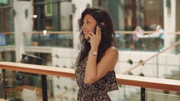 Профіль Молодої Щасливої Близькосхідної Жінки Розмовляє Мобільному Телефоні Громадському Просторі — стокове відео
