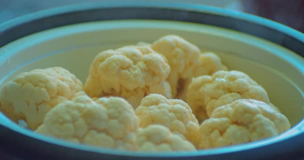 Cauliflowers Branco Cozinhar Metal Dish Bowl Close Vegetais Orgânicos Vegan — Vídeo de Stock
