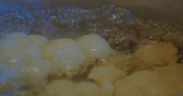 Matlagning Vita Kauliblommor Varmt Kokande Vatten Macro Närbild — Stockvideo