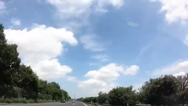 在日本 汽车不停地行驶的时间很快就过去了 Pov 快速移动的交通 进入高速公路 快速的云彩 — 图库视频影像
