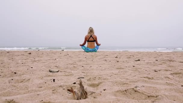 Жінка Медитує Пляжі — стокове відео