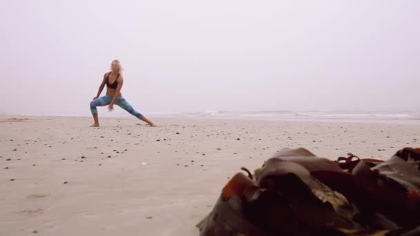 Женщина Растягивает Ноги Пляже — стоковое видео