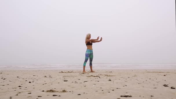 Μια Νεαρή Γυναίκα Κάνει Ασκήσεις Στην Παραλία — Αρχείο Βίντεο