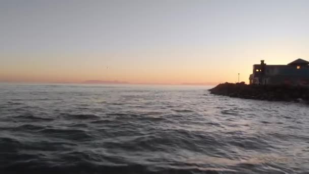 Drohnenaufnahmen Die Entlang Der Küste Einem Hafen Vorbei Den Sonnenuntergang — Stockvideo