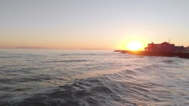 海面上的无人机镜头从左向右飞向海滩 — 图库视频影像