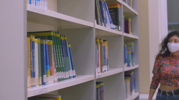 Jonge Vrouw Uit Het Midden Oosten Haalt Medicijnen Uit Studentenbibliotheek — Stockvideo