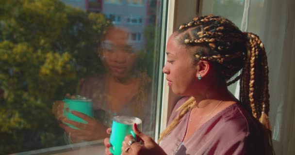 Genç Düşünceli Karışık Yarış Kızı Sabah Kahvesini Dışarıya Bakan Penceresi — Stok video