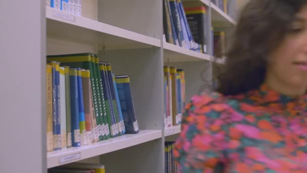 Étudiante Confiante Médecine Moyen Orient Bibliothèque Ramassant Livre Étagère Cadre — Video