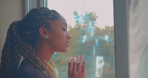 Profie Young African American Woman Looking Window Glass Summer Morning — Vídeo de stock