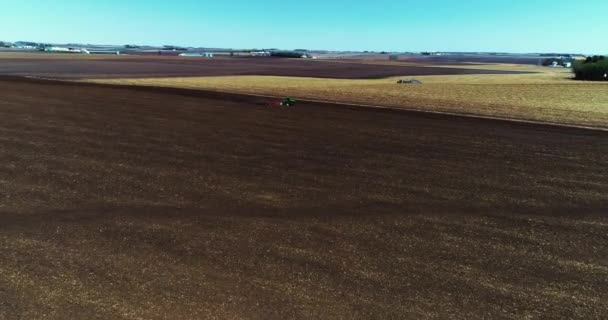 Drone Voando Através Campo Recém Lavrado Direção Grande Trator Industrial — Vídeo de Stock