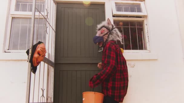 Tonåringar Trick Eller Behandla Halloween Covid Pandemi Bär Ppe Masker — Stockvideo