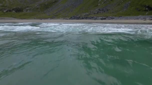 ノルウェーのロフトテンの人里離れたビーチで海岸で砕ける波 — ストック動画