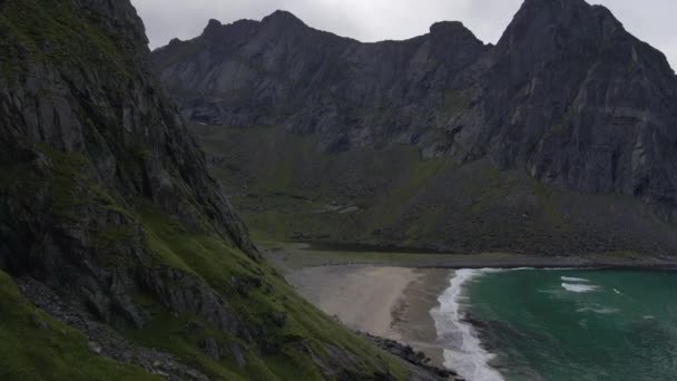 Luftaufnahme Vom Strand Von Kvalvika Auf Den Lofoten Norwegen — Stockvideo