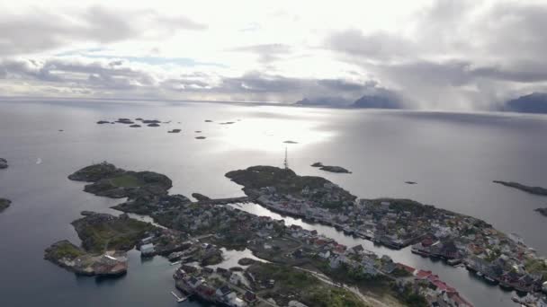 Vacker Fiskeby Omgiven Små Öar Och Hav Beläget Lofoten Norge — Stockvideo