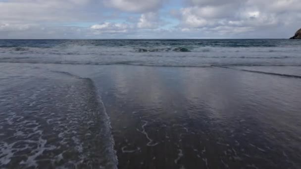 Vom Strand Zum Ozean Dicht Über Dem Boden Mit Einer — Stockvideo