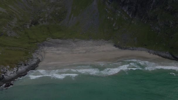 ビーチから山へ ノルウェーのロフトテンにあるKvalvikaビーチ — ストック動画