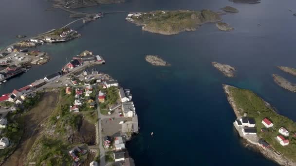 Uma Pequena Aldeia Uma Dramática Paisagem Montanhosa Lofoten Noruega — Vídeo de Stock