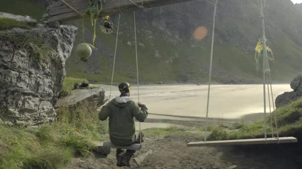 Ein Mann Schwingt Strand Von Kvalvika Und Genießt Die Aussicht — Stockvideo