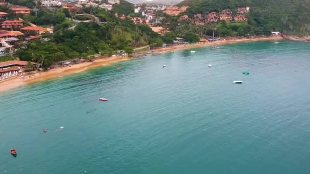 Ludzie Poruszający Się Wzdłuż Plaży Pod Nadzorem Drona Buzios Brazylia — Wideo stockowe