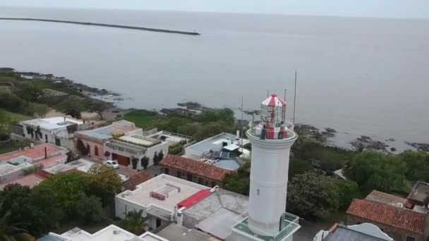 Pessoas Velho Farol Com Vista Para Mar Calmo Exuberante Vila — Vídeo de Stock