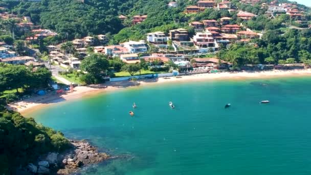 Boote Schaukeln Strand Mit Grünem Ufer Brasilien Rio Janeiro — Stockvideo